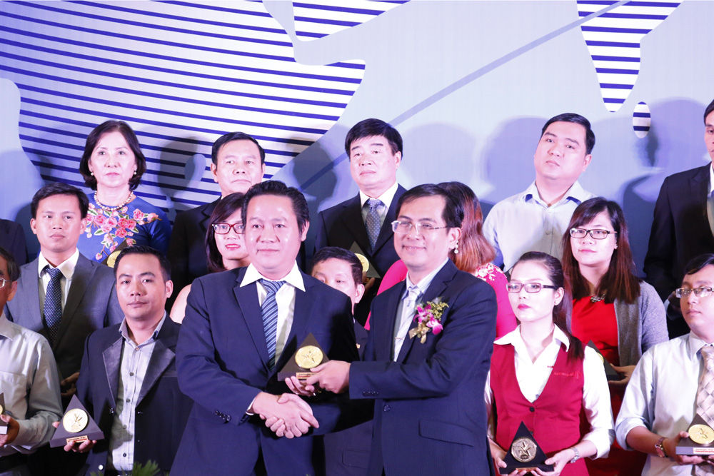 Ông Đinh Hải Hồ - Giám đốc điều hành HungHau Holdings nhận biểu trưng Trusted Brand 2016 từ Ban Tổ chức