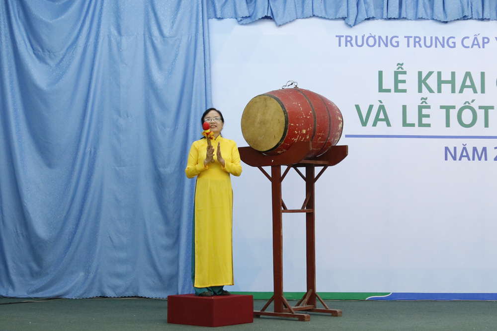 Cô Trần Lệ Hằng – Hiệu trưởng Trường TC Y Dược Vạn Hạnh đánh trống khai giảng năm học mới